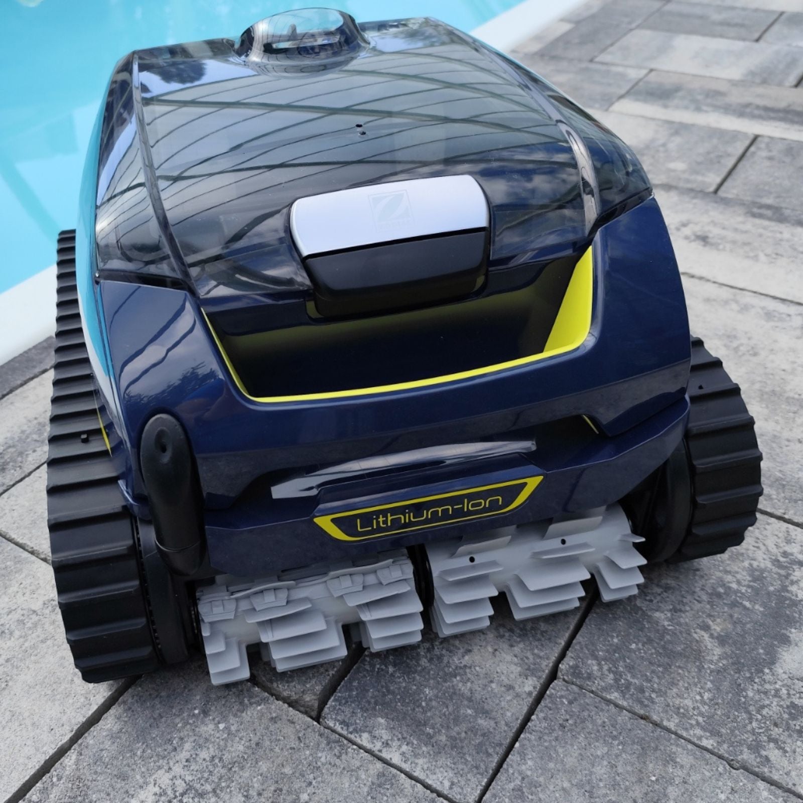 Battery-powered pool robot Freerider RF 5400 iQ: powerful